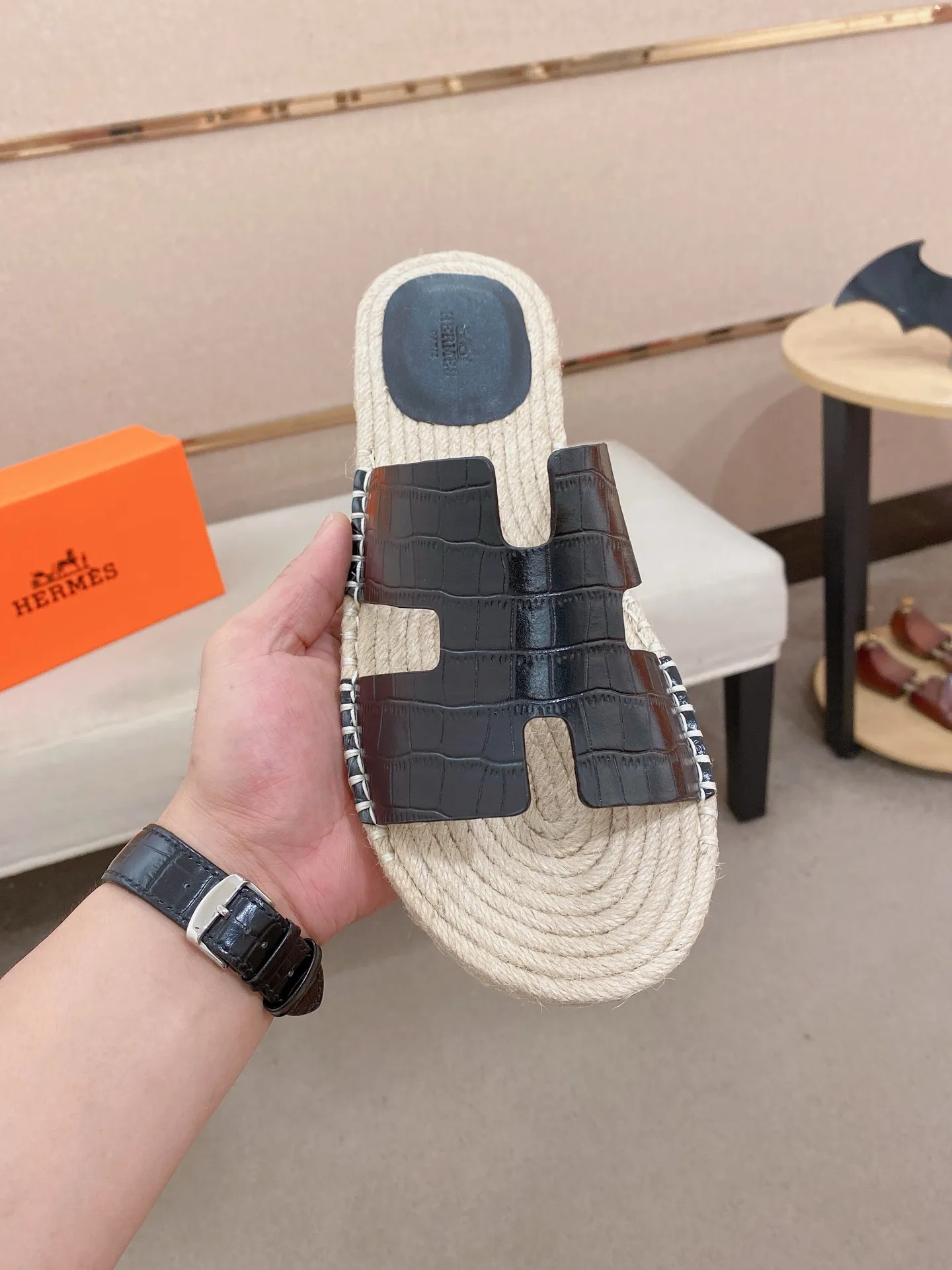 Factory price: 340💰high-end version. "HERMES" Hermès 💁♂️Men's casual slippers, compare the quality at the counter🧚🏿♂️ The upper is made of cowhide leather 🐊crocodile pattern workmanship, purely hand-drawn, raw rubber breathable and non-slip outsole, the inner is breathable and comfortable lambskin, the density is 100% comfortable, the original rubber outsole is wear-resistant and has a code number of 38-44. Can be customized 45-46-47💥🏆